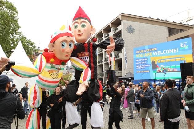 Fußball-Fans tummeln sich auf dem EURO 2024 Fan Festival in Köln am Heumarkt. Köln Nordrhein-Westfalen