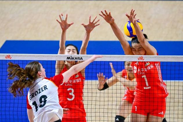 (240614) -- HONG KONG, June 14, 2024 -- Yuan Xinyue (R) of China blocks the ball during the preliminary match between China and Germany at the Women s Volleyball Nations League 2024 Hong Kong in Hong Kong, south China, June 14, 2024. ) (SP)CHINA-HONG KONG-VOLLEYBALL-WOMEN S NATIONS LEAGUE 2024-CHINA VS GERMANY (CN) ZhuxWei 