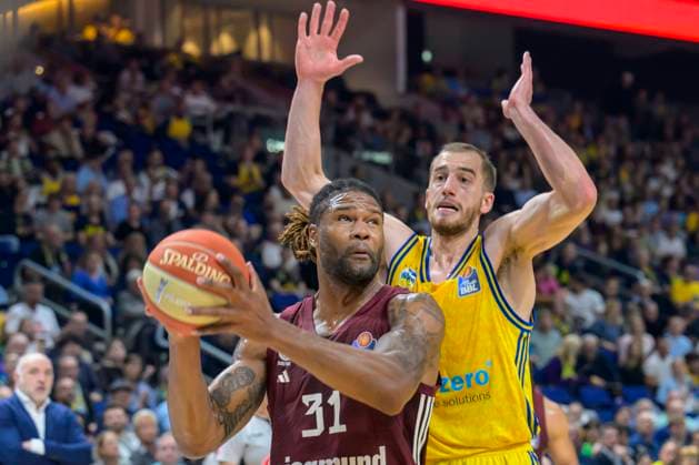 Sport Themen der Woche KW24 Sport Bilder des Tages GER, Berlin, Alba Berlin vs FC Bayern Basketball, Play-off Finale, Spiel 4, BBL, Basketball, Uber Arena, 14.06.2024, v.l. Devin Booker (FC Bayern Muenchen Basketball), Matt Thomas (Alba Berlin, 11), Zweikampf, Action, Kampf, kaempft um den Ball, *** GER, Berlin, Alba Berlin vs FC Bayern Basketball, Play off Final, Game 4, BBL, Basketball, Uber Arena, 14 06 2024, v l Devin Booker FC Bayern Muenchen Basketball , Matt Thomas Alba Berlin, 11 , duel, action, fight, fights for the ball, Copyright: HMBxMedia UwexKoch