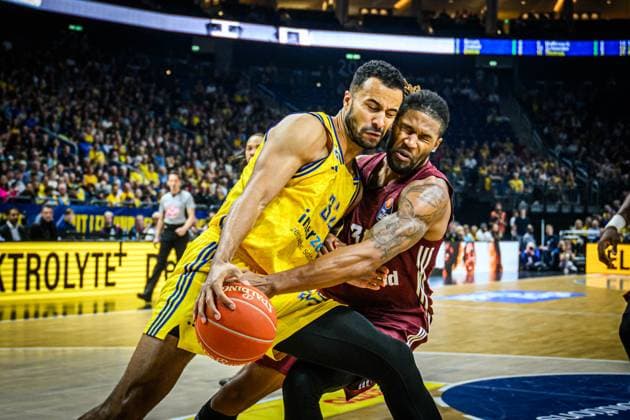 Basketball Berlin 14.06.2024 Saison 2023 2024 1. Bundesliga easyCredit BBL Playoffs Finale Spiel 4 Alba Berlin - FC Bayern München Devin Booker (München, No.31) Johannes Thiemann (Alba Berlin, No.32)