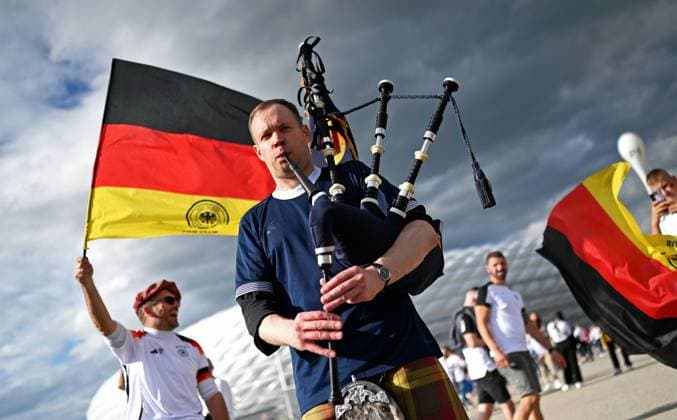 Sport Bilder des Tages Fussball, Europameisterschaft, EURO 2024, Gruppe A, Allianz Arena München: Deutschland - Schottland; Fans vor dem Stadion. Fan, Fans, Fankultur, Begeisterung.