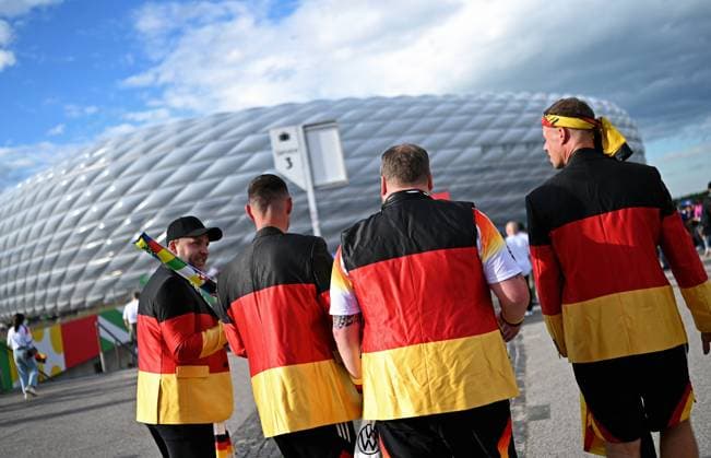 Fussball, Europameisterschaft, EURO 2024, Gruppe A, Allianz Arena München: Deutschland - Schottland; Fans vor dem Stadion. Fan, Fans, Fankultur, Begeisterung.