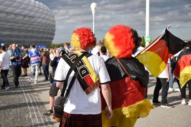 Fans,Fussballfans mit Deutschland Flaggen,Fahnen schwarz Rot Gold auf dem Weg ins Stadion. Gruppenphase Gruppe A Deutschland (GER) - Schottland (SCO) am 14.06.2024 Fussball Arena Muenchen, Fussball UEFA EURO, EM, Europameisterschaft,Fussball 2024 GERMANY vom 14.06.2024 - 14.07.2024.