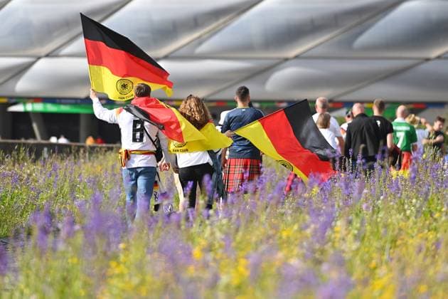 Fans,Fussballfans mit Deutschland Flaggen,Fahnen schwarz Rot Gold auf dem Weg ins Stadion. Gruppenphase Gruppe A Deutschland (GER) - Schottland (SCO) am 14.06.2024 Fussball Arena Muenchen, Fussball UEFA EURO, EM, Europameisterschaft,Fussball 2024 GERMANY vom 14.06.2024 - 14.07.2024.