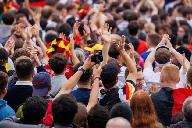 UEFA EURO, EM, Europameisterschaft,Fussball 2024; Deutschland - Schottland; Fan Zone Berlin Brandenburger Tor; 14.06.2024 Rund zwei Stunden vor Anpfiff des Eröffnungsspiels ist die Fanz Zone bereits gut gefüllt und die Stimmung gut; Jubelnde Fans; Impressionen aus der Fan Zone am Brandenburger Tor in Berlin zum EM Eröffnungsspiel zwischen Deutschland - Schottland; UEFA Euro 2024; 14.06.2024 Copyright: xBEAUTIFULxSPORTS Hahnex