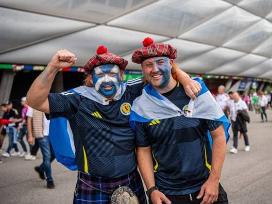 Schottische Fussballfans vor dem Eröffnungsspiel der Europameisterschaft Deutschland - Schottland am 14.06.2024. München Munich Football Arena Bayern Deutschland