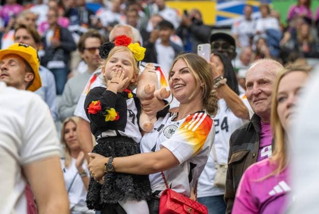 Fussball, Herren, Saison 2023 24, Euro 2024 Gruppe A (1. Spieltag) in München, Deutschland - Schottland, Lisa Füllkrug (Ehefrau von Niclas Füllkrug) mit Tochter Emilia auf der Tribüne, 14.06. 2024, Copyright: xMatthiasxKochx