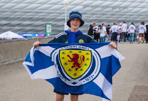 Fan von Schottland mit Fahne waehrend des Spiels der UEFA EURO, EM, Europameisterschaft,Fussball 2024 - Gruppe A zwischen Deutschland und Schottland, Fussball Arena München am 14. June 2024 in München, Deutschland. (Foto von Silas Schueller DeFodi Images) Fan of Scotland with flag during the UEFA EURO 2024 - Group A match between UEFA EURO 2024 - Group A at Munich Football Arena on June 14, 2024 in Munich, Germany. (Photo by Silas Schueller DeFodi Images) Defodi-0580945782st