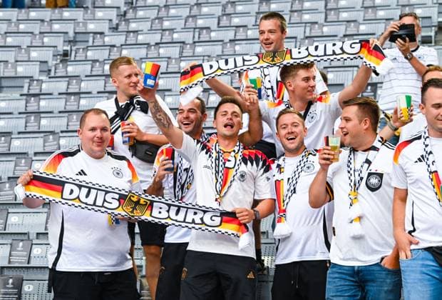 Fans von Deutschland waehrend des Spiels der UEFA EURO, EM, Europameisterschaft,Fussball 2024 - Gruppe A zwischen Deutschland und Schottland, Fussball Arena München am 14. June 2024 in München, Deutschland. (Foto von Silas Schueller DeFodi Images) Fans of Germany during the UEFA EURO 2024 - Group A match between Germany and Scotland at Munich Football Arena on June 14, 2024 in Munich, Germany. (Photo by Silas Schueller DeFodi Images) Defodi-0580950363st