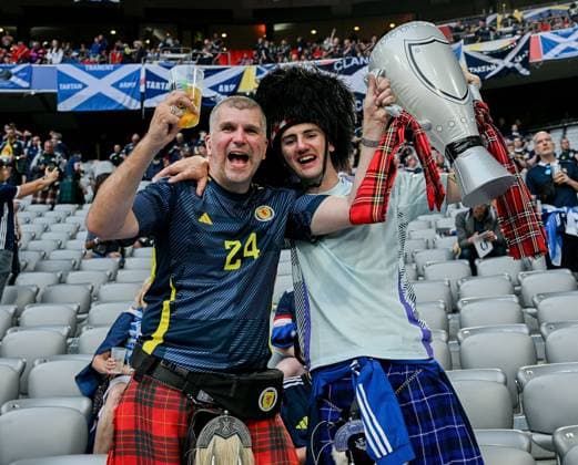 14.06.2024, xpsx, UEFA EURO, EM, Europameisterschaft,Fussball 2024 Vorrunde, Deutschland - Schottland v.l. Schottland Fans Zuschauer EM Pokal Bier (DFL DFB REGULATIONS PROHIBIT ANY USE OF PHOTOGRAPHS as IMAGE SEQUENCES and or QUASI-VIDEO) München Bayern Deutschland (DEU)
