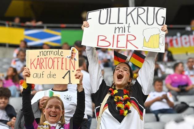 weibliche deutsche Fans,Fussballfans,Anhaenger von Niclas FUELLKRUG (GER) und Torwart Manuel NEUER (GER) . Gruppenphase Gruppe A Deutschland (GER) - Schottland (SCO) am 14.06.2024 Fussball Arena Muenchen, Fussball UEFA EURO, EM, Europameisterschaft,Fussball 2024 GERMANY vom 14.06.2024 - 14.07.2024.
