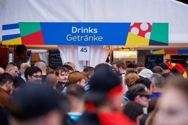 UEFA EURO, EM, Europameisterschaft,Fussball 2024; Deutschland - Schottland; Fan Zone Berlin Brandenburger Tor; 14.06.2024 Großer Andrang am Getränkestand; Impressionen aus der Fan Zone am Brandenburger Tor in Berlin zum EM Eröffnungsspiel zwischen Deutschland - Schottland; UEFA Euro 2024; 14.06.2024 Copyright: xBEAUTIFULxSPORTS Hahnex