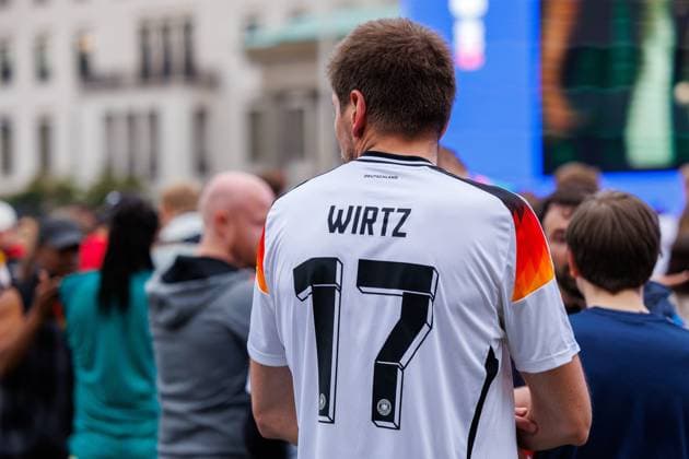 UEFA EURO, EM, Europameisterschaft,Fussball 2024; Deutschland - Schottland; Fan Zone Berlin Brandenburger Tor; 14.06.2024 Ein Fan im Trikot von Florian Wirtz (Deutschland 17) Impressionen aus der Fan Zone am Brandenburger Tor in Berlin zum EM Eröffnungsspiel zwischen Deutschland - Schottland; UEFA Euro 2024; 14.06.2024 Copyright: xBEAUTIFULxSPORTS Hahnex