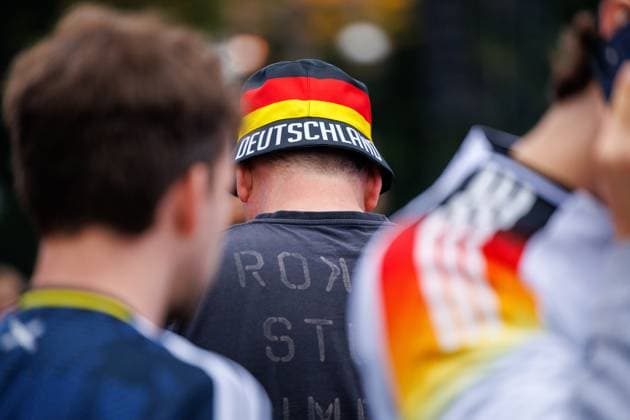 UEFA EURO, EM, Europameisterschaft,Fussball 2024; Deutschland - Schottland; Fan Zone Berlin Brandenburger Tor; 14.06.2024 Ein Fan mit Fischermütze in den Farben der Deutschlandflagge; Impressionen aus der Fan Zone am Brandenburger Tor in Berlin zum EM Eröffnungsspiel zwischen Deutschland - Schottland; UEFA Euro 2024; 14.06.2024 Copyright: xBEAUTIFULxSPORTS Hahnex