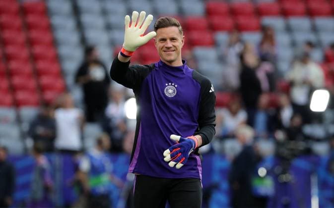 Torwart Marc Andre ter Stegen winkt, deutsche Spieler kommen zum Warm Up Fußball Fussball Europameisterschaft Euro 2024 EM Herren Saison 2023 2024 14.06.2024 Deutschland GER vs. Schottland SCO DFL regulations prohibit any use of photographs as image sequences and or quasi-video.
