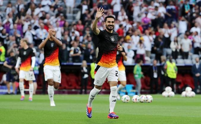 Sport Bilder des Tages Ilkay Gündogan winkt, deutsche Spieler kommen zum Warm Up Fußball Fussball Europameisterschaft Euro 2024 EM Herren Saison 2023 2024 14.06.2024 Deutschland GER vs. Schottland SCO DFL regulations prohibit any use of photographs as image sequences and or quasi-video.