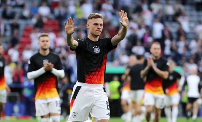 Joshua Kimmich winkt, deutsche Spieler kommen zum Warm Up Fußball Fussball Europameisterschaft Euro 2024 EM Herren Saison 2023 2024 14.06.2024 Deutschland GER vs. Schottland SCO DFL regulations prohibit any use of photographs as image sequences and or quasi-video.