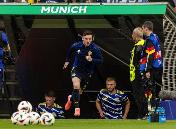 Football - UEFA EURO, EM, Europameisterschaft,Fussball 2024 - Group A - Germany v Scotland MUNICH, GERMANY - Friday, June 14, 2024: Scotland s captain Andrew Robertson sprints out during the pre-match warm-up before the opening UEFA Euro 2024 match between Germany and Scotland at the Allianz Arena. (Photo by David Rawcliffe Propaganda) MUNICH Allianz Arena BAVARIA GERMANY  Copyright: xDavidxRawcliffex P2024-06-14-Germany_Scotland-51
