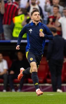 Football - UEFA EURO, EM, Europameisterschaft,Fussball 2024 - Group A - Germany v Scotland MUNICH, GERMANY - Friday, June 14, 2024: Scotland s captain Andrew Robertson sprints out during the pre-match warm-up before the opening UEFA Euro 2024 match between Germany and Scotland at the Allianz Arena. (Photo by David Rawcliffe Propaganda) MUNICH Allianz Arena BAVARIA GERMANY  Copyright: xDavidxRawcliffex P2024-06-14-Germany_Scotland-52