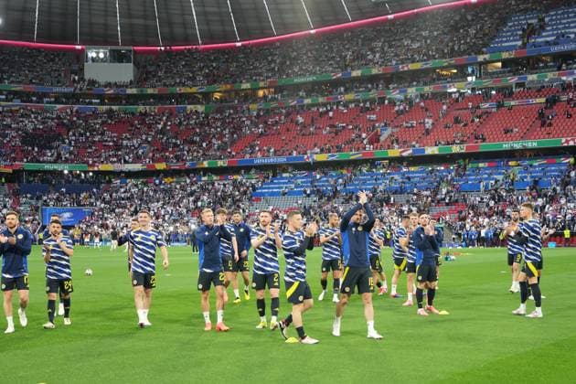 Schottische Mannschaft begrüßt die Fans - München 14.06.2024: Deutschland vs. Schottland, EURO2024 Eröffnungsspiel, Gruppe A, EM-Arena München