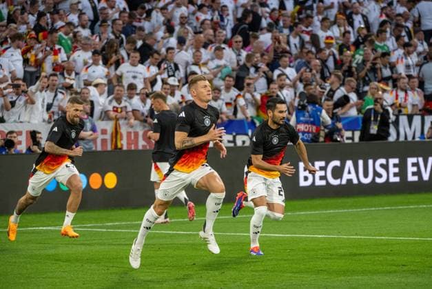 Fussball, Herren, Saison 2023 24, Euro 2024 Gruppe A (1. Spieltag) in München, Deutschland - Schottland, v. l. Robert Andrich (Deutschland), Toni Kroos (Deutschland), Ilkay Gündogan (Deutschland) bei der Erwärmung, 14.06. 2024, Copyright: xMatthiasxKochx