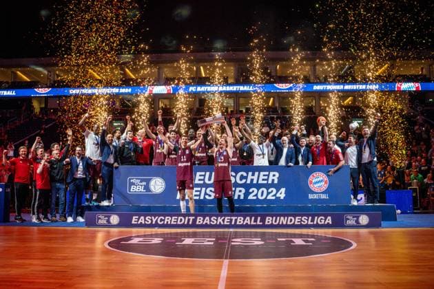 Sport Bilder des Tages Basketball Berlin 14.06.2024 Saison 2023 2024 1. Bundesliga easyCredit BBL Playoffs Finale Spiel 4 Alba Berlin - FC Bayern München Bayern München ist Deutscher Meister Andreas Obst (München, No.13) und Vladimir Lucic (München, No.11) mit Pokal