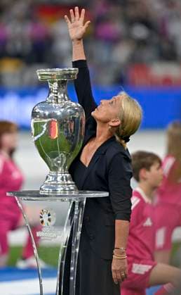 14.06.2024, Fussball UEFA EURO, EM, Europameisterschaft,Fussball 2024, Vorrunde, 1.Spieltag, Eröffnungsspiel Deutschland - Schottland, in der Fußball Arena München. Heidi Beckenbauer sendet ihrem verstorbenen Mann ein Küsschen in den Himmel.