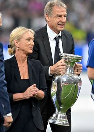 14.06.2024, Fussball UEFA EURO, EM, Europameisterschaft,Fussball 2024, Vorrunde, 1.Spieltag, Eröffnungsspiel Deutschland - Schottland, in der Fußball Arena München. Heidi Beckenbauer mit Jürgen Klinsmann (beide Deutschland).