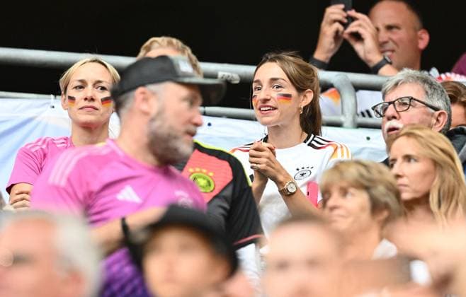 14.06.2024, xscotx, Fussball EM 2024, Deutschland - Schottland, emspor, v.l. Lena Wurzenberger (mitte im weissen Shirt), Freundin von Trainer Julian Nagelsmann (Deutsche Fussball Nationalmannschaft DFB) München
