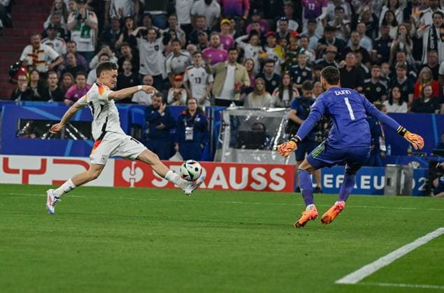 14.06.2024, xpsx, UEFA EURO, EM, Europameisterschaft,Fussball 2024 Vorrunde, Deutschland - Schottland v.l. Florian Wirtz (Deutsche Fussball Nationalmannschaft DFB), Angus Gunn (Team Schottland) (DFL DFB REGULATIONS PROHIBIT ANY USE OF PHOTOGRAPHS as IMAGE SEQUENCES and or QUASI-VIDEO) München Bayern Deutschland (DEU)