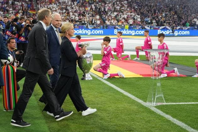 Heidi Beckenbauer bringt den EM Pokal herein - München 14.06.2024: Deutschland vs. Schottland, EURO2024 Eröffnungsspiel, Gruppe A, EM-Arena München