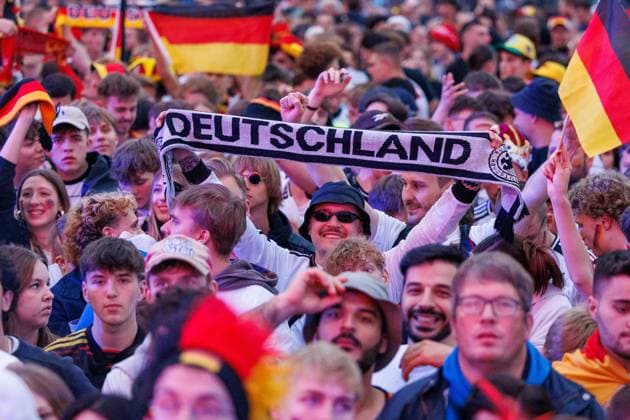 UEFA EURO, EM, Europameisterschaft,Fussball 2024; Deutschland - Schottland; Fan Zone Berlin Brandenburger Tor; 14.06.2024 Jubelnde Fans vor der Leinwand; Impressionen aus der Fan Zone am Brandenburger Tor in Berlin zum EM Eröffnungsspiel zwischen Deutschland - Schottland; UEFA Euro 2024; 14.06.2024 Copyright: xBEAUTIFULxSPORTS Hahnex