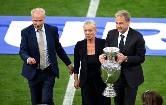 Fussball Euro 2024 Eroeffungsspiel Gruppe A 14.06.2024 Deutschland - Schottland Eroeffnungsfeier in der Arena in Muenchen; Heidi Beckenbauer (Mitte) traegt die EM-Trophaee in die Arena in Muenchen, begleitet von Kapitaenen der EM-Titel von 1980, Bernard Dietz (li), und 1996, Juergen Klinsmann (re)