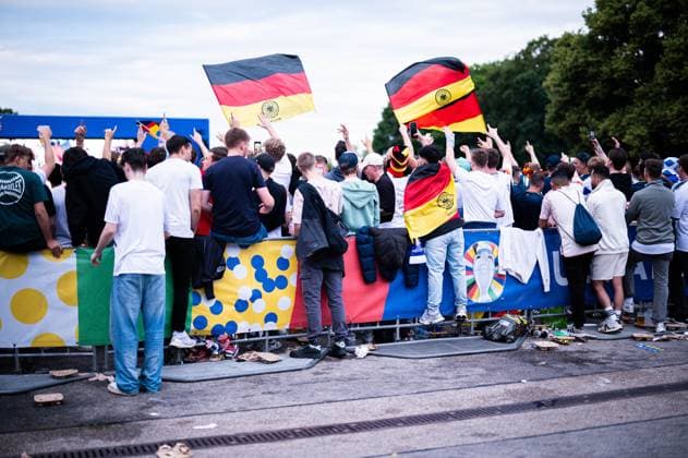 14.06.2024 - Fußball, Europameisterschaft 2024 in Deutschland, Feature Deutschland - Schottland: Deutsche Fans beim Public Viewing in der Fanzone München am Olympiapark.