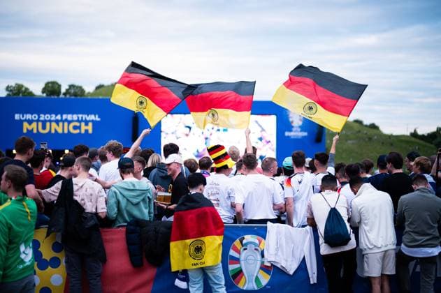 14.06.2024 - Fußball, Europameisterschaft 2024 in Deutschland, Feature Deutschland - Schottland: Deutsche Fans beim Public Viewing in der Fanzone München am Olympiapark.