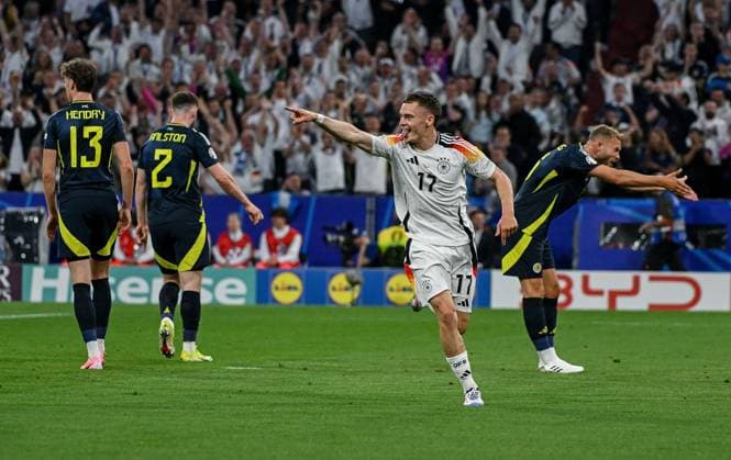14.06.2024, xpsx, UEFA EURO, EM, Europameisterschaft,Fussball 2024 Vorrunde, Deutschland - Schottland v.l. celebrate the goal, Torjubel zum 1:0 Torschütze Florian Wirtz (Deutsche Fussball Nationalmannschaft DFB) (DFL DFB REGULATIONS PROHIBIT ANY USE OF PHOTOGRAPHS as IMAGE SEQUENCES and or QUASI-VIDEO) München Bayern Deutschland (DEU)