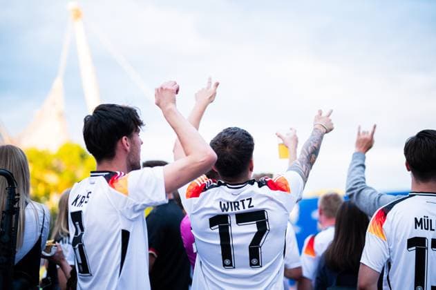 14.06.2024 - Fußball, Europameisterschaft 2024 in Deutschland, Feature Deutschland - Schottland: Deutsche Fans beim Public Viewing in der Fanzone München am Olympiapark.