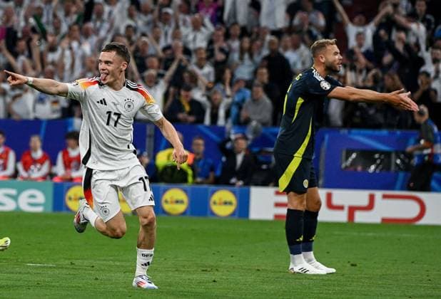 14.06.2024, xpsx, UEFA EURO, EM, Europameisterschaft,Fussball 2024 Vorrunde, Deutschland - Schottland v.l. celebrate the goal, Torjubel zum 1:0 Torschütze Florian Wirtz (Deutsche Fussball Nationalmannschaft DFB) (DFL DFB REGULATIONS PROHIBIT ANY USE OF PHOTOGRAPHS as IMAGE SEQUENCES and or QUASI-VIDEO) München Bayern Deutschland (DEU)
