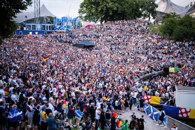 14.06.2024 - Fußball, Europameisterschaft 2024 in Deutschland, Feature Deutschland - Schottland: Deutsche Fans beim Public Viewing in der Fanzone München am Olympiapark.