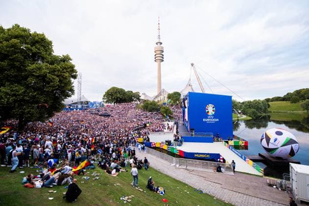 Sport Bilder des Tages 14.06.2024 - Fußball, Europameisterschaft 2024 in Deutschland, Feature Deutschland - Schottland: Deutsche Fans beim Public Viewing in der Fanzone München am Olympiapark.