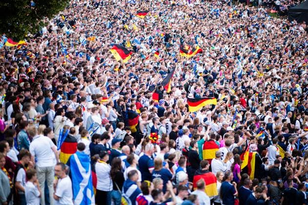 14.06.2024 - Fußball, Europameisterschaft 2024 in Deutschland, Feature Deutschland - Schottland: Deutsche Fans beim Public Viewing in der Fanzone München am Olympiapark.
