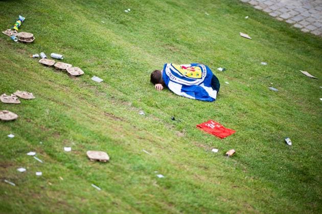14.06.2024 - Fußball, Europameisterschaft 2024 in Deutschland, Feature Deutschland - Schottland: Ein betrunkener Schottischer Fan liegt auf dem Rasen beim beim Public Viewing in der Fanzone München am Olympiapark.