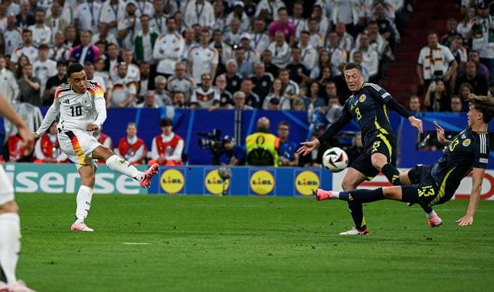 14.06.2024, xpsx, UEFA EURO, EM, Europameisterschaft,Fussball 2024 Vorrunde, Deutschland - Schottland v.l. tor zum 2:0 für Deutschland Torschütze Jamal Musiala (Deutsche Fussball Nationalmannschaft DFB), Callum Mcgregor (Team Schottland), Jack Hendry (Team Schottland) (DFL DFB REGULATIONS PROHIBIT ANY USE OF PHOTOGRAPHS as IMAGE SEQUENCES and or QUASI-VIDEO) München Bayern Deutschland (DEU)