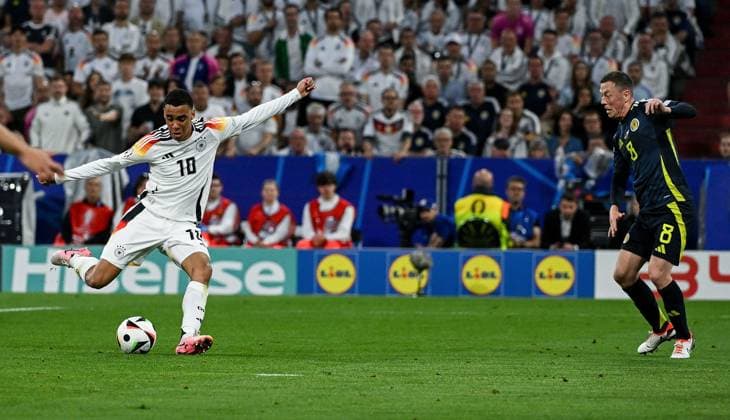 14.06.2024, xpsx, UEFA EURO, EM, Europameisterschaft,Fussball 2024 Vorrunde, Deutschland - Schottland v.l. tor zum 2:0 für Deutschland Torschütze Jamal Musiala (Deutsche Fussball Nationalmannschaft DFB), Callum Mcgregor (Team Schottland) (DFL DFB REGULATIONS PROHIBIT ANY USE OF PHOTOGRAPHS as IMAGE SEQUENCES and or QUASI-VIDEO) München Bayern Deutschland (DEU)