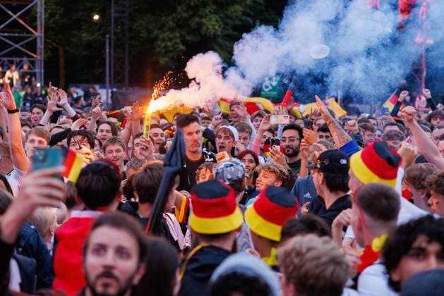 UEFA EURO, EM, Europameisterschaft,Fussball 2024; Deutschland - Schottland; Fan Zone Berlin Brandenburger Tor; 14.06.2024 Jubel zum 2:0 durch Jamal Musiala (Deutschland 10); Impressionen aus der Fan Zone am Brandenburger Tor in Berlin zum EM Eröffnungsspiel zwischen Deutschland - Schottland; UEFA Euro 2024; 14.06.2024 Copyright: xBEAUTIFULxSPORTS Hahnex