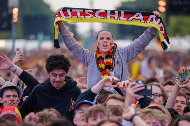 UEFA EURO, EM, Europameisterschaft,Fussball 2024; Deutschland - Schottland; Fan Zone Berlin Brandenburger Tor; 14.06.2024 Jubelnde Fans vor der Leinwand; Impressionen aus der Fan Zone am Brandenburger Tor in Berlin zum EM Eröffnungsspiel zwischen Deutschland - Schottland; UEFA Euro 2024; 14.06.2024 Copyright: xBEAUTIFULxSPORTS Hahnex