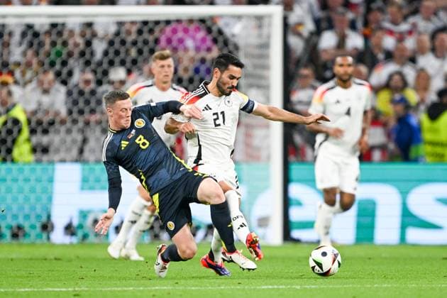 EM 2024: Deutschland - Schottland am 14.06.2024 in der Allianz Arena in München Callum McGregor of Scotland im Zweikampf gegen Robert Andrich (Deutschland)