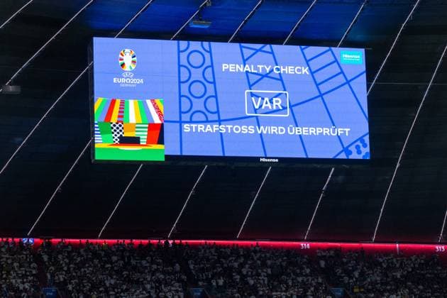 240614 A big screen displays a VAR review message during the UEFA EURO, EM, Europameisterschaft,Fussball 2024 Football Championship match between Germany and Scotland on June 14, 2024 in Munich. Photo: Mathias Bergeld BILDBYRAN kod MB MB0933 fotboll football soccer fotball fotbolls-em europamästerskap em uefa euro uefa european football championship euro 2024 tyskland germany scotland bbeng skottland Copyright: MATHIASxBERGELD BB240614MB062