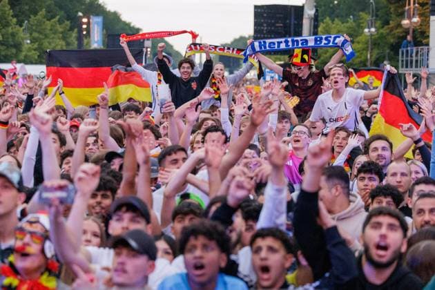 UEFA EURO, EM, Europameisterschaft,Fussball 2024; Deutschland - Schottland; Fan Zone Berlin Brandenburger Tor; 14.06.2024 Jubelnde Fans vor der Leinwand; Impressionen aus der Fan Zone am Brandenburger Tor in Berlin zum EM Eröffnungsspiel zwischen Deutschland - Schottland; UEFA Euro 2024; 14.06.2024 Copyright: xBEAUTIFULxSPORTS Hahnex