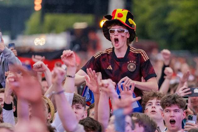 UEFA EURO, EM, Europameisterschaft,Fussball 2024; Deutschland - Schottland; Fan Zone Berlin Brandenburger Tor; 14.06.2024 Jubelnde Fans vor der Leinwand; Impressionen aus der Fan Zone am Brandenburger Tor in Berlin zum EM Eröffnungsspiel zwischen Deutschland - Schottland; UEFA Euro 2024; 14.06.2024 Copyright: xBEAUTIFULxSPORTS Hahnex